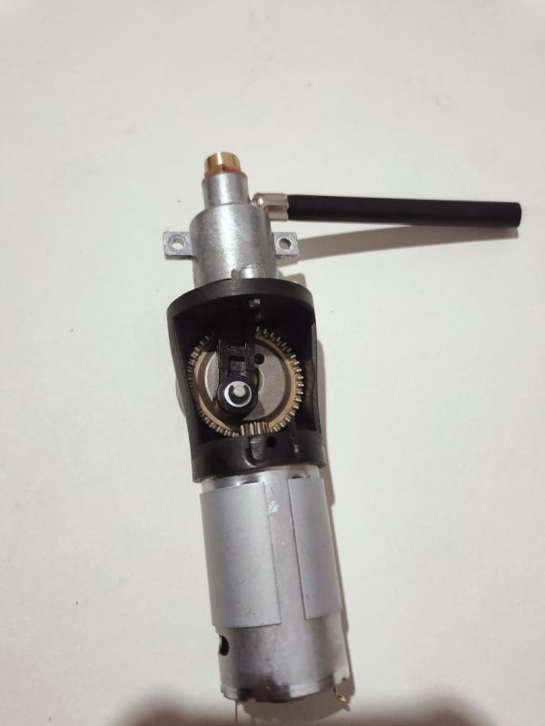 Automobiļu riepu uzpūšanas sūknis – alumīnija korpuss, 100W, viencilindra, gaisa plūsma 30 L/min, digitālais displejs