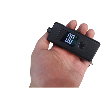 Dvojno-dijagnostički digitalni mjerač tlaka u gumama s pozadinskim osvjetljenjem, rezolucija 0.1 psi, raspon 0–150 psi, ABS kućište, LR44 baterija, prikazuje PSI/BAR/KPA/KG/CM2