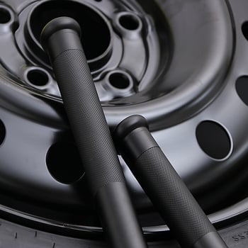 Φακός LED επαναφορτιζόμενος με δέσμη T6, πολυλειτουργικό αυτοκινητικό χτύπημα ασφαλείας με ακίδα αυτοάμυνας, σώμα από κράμα αλουμινίου, φόρτιση USB, χωρητικότητα 5000mAh, εμβέλεια >500 m