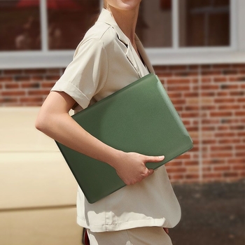 Protecție pentru laptop cu exterior PVC și căptușeală din piele sintetică; impermeabilă, rezistentă la uzură, rezistentă la cutremure; personalizare logo disponibil.