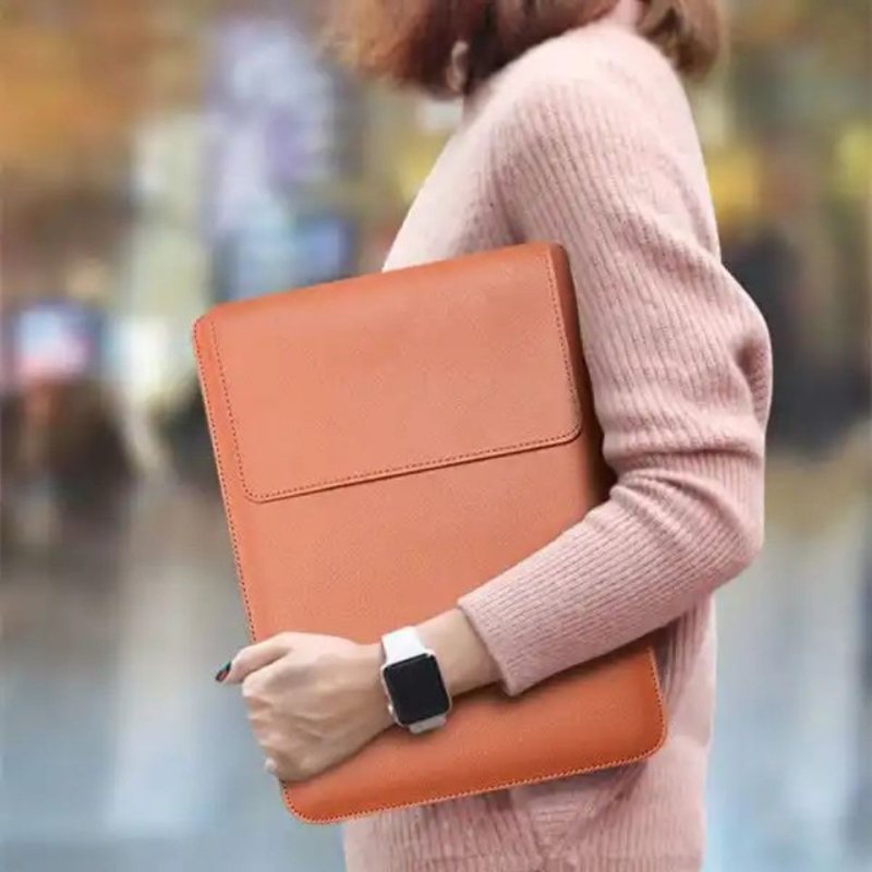 Protecție pentru laptop cu exterior PVC și căptușeală din piele sintetică; impermeabilă, rezistentă la uzură, rezistentă la cutremure; personalizare logo disponibil.