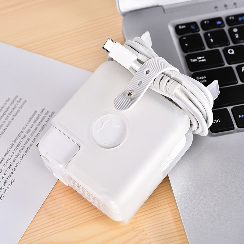 MacBook Pro védőtok adapterrel és kábelrendezővel, 140W