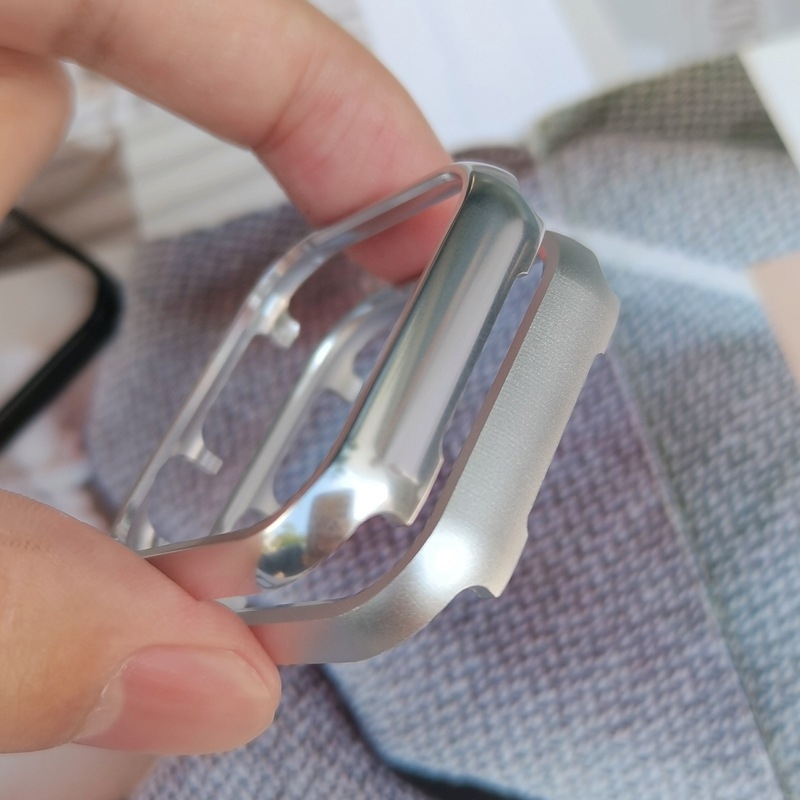 Apple Watch apsauginė dėžutė su aliuminio lydinio rėmu, Three thousand episodes, išleista 2022 m.