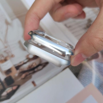 Apsauginė dėžutė Apple Watch su aliuminio lydinio rėmu – Junhongmei; suderinama su Apple Watch; išleista 2022 m.; pakuotė: dėžutė