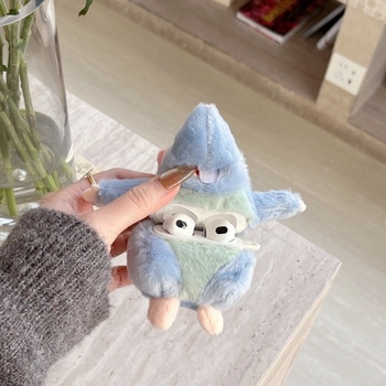 AirPods 4 plīša vāciņš – Ratatouille animācijas stils, saderīgs ar Apple (Materiāls: plīša audums; Stils: multfilms; Ražošana: līmēšana)