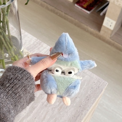 AirPods 4 plīša vāciņš – Ratatouille animācijas stils, saderīgs ar Apple (Materiāls: plīša audums; Stils: multfilms; Ražošana: līmēšana)