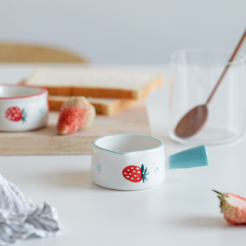 Keramikas mini piena kanna ar rokturi, rokām gleznota ar zemeņu motīvu – trauki dzērieniem un mērču pasniegšanai