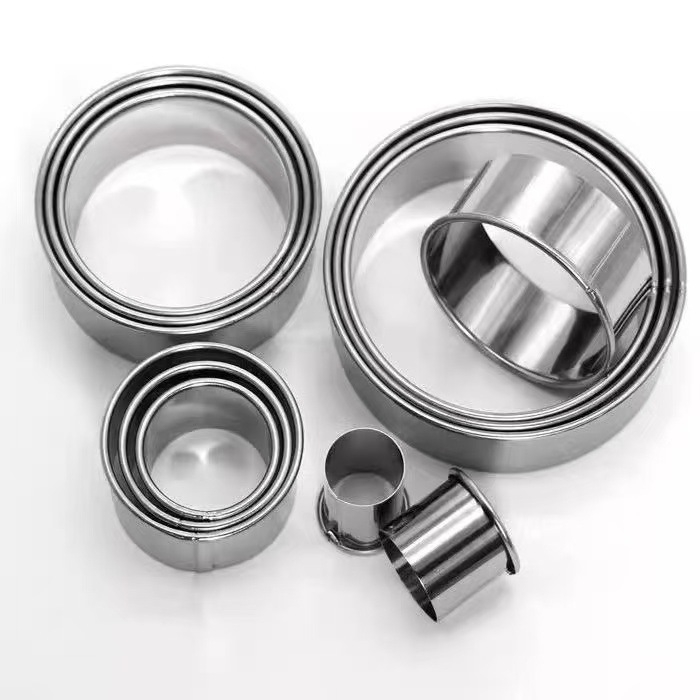 Κύκλικη φόρμα κέικ από ανοξείδωτο ατσάλι με κυρτό άκρο — εργαλείο για fondant, mousse ring, ντόνατ και φύλλα ζύμης