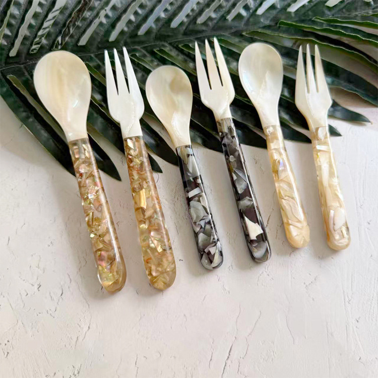 Set ceramic tacâm cu lingură, furculiță și cuțit, cu insertii din scoici și perle pentru desert, premium retro.