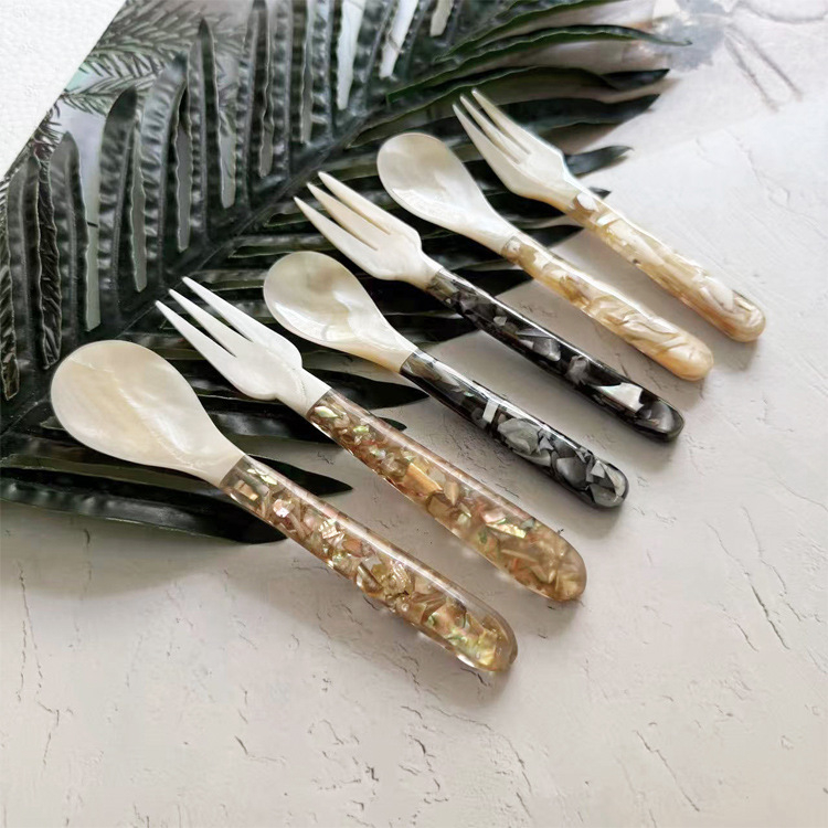 Set ceramic tacâm cu lingură, furculiță și cuțit, cu insertii din scoici și perle pentru desert, premium retro.