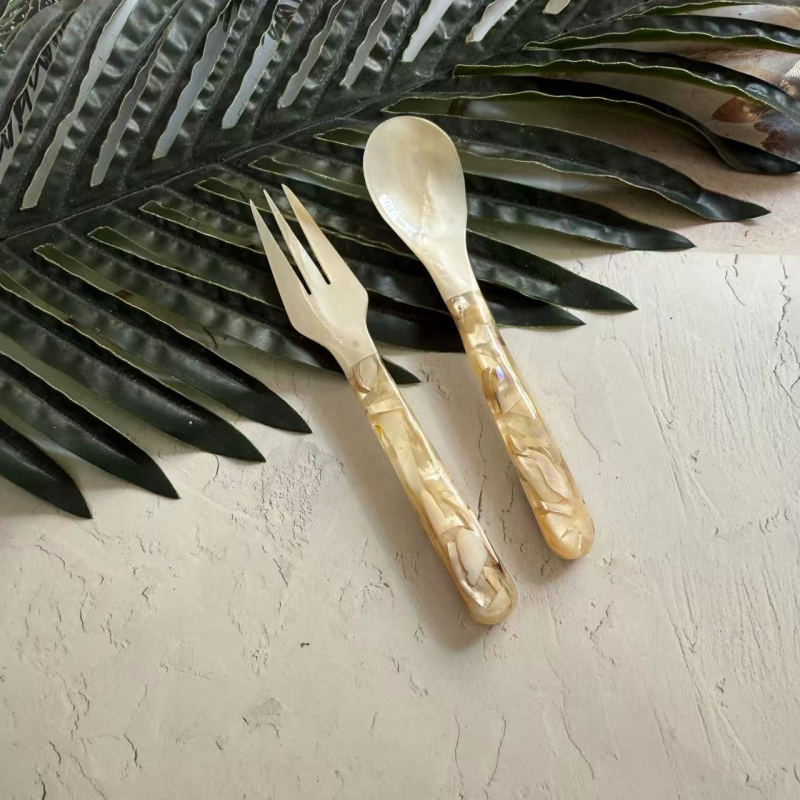 Set ceramic tacâm cu lingură, furculiță și cuțit, cu insertii din scoici și perle pentru desert, premium retro.