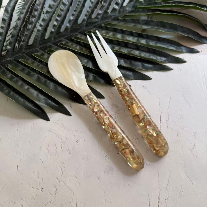 Set ceramic tacâm cu lingură, furculiță și cuțit, cu insertii din scoici și perle pentru desert, premium retro.