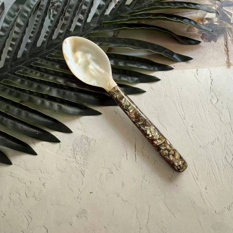 Set ceramic tacâm cu lingură, furculiță și cuțit, cu insertii din scoici și perle pentru desert, premium retro.