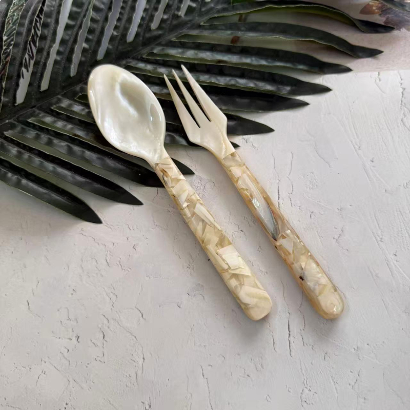 Set ceramic tacâm cu lingură, furculiță și cuțit, cu insertii din scoici și perle pentru desert, premium retro.