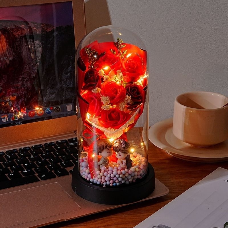 Trandafir din flori păstrate, lucrat manual, pentru Ziua Îndrăgostiților și ziua de naștere