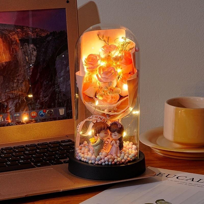 Trandafir din flori păstrate, lucrat manual, pentru Ziua Îndrăgostiților și ziua de naștere