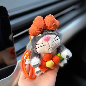 Macska plüss táskadísz — rövid plüss, PP-pamut töltet, 14+ éveseknek, kreatív ajándék.