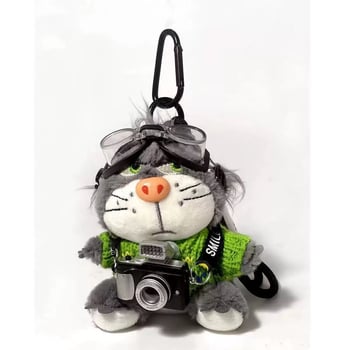 Macska plüss táskadísz — rövid plüss, PP-pamut töltet, 14+ éveseknek, kreatív ajándék.