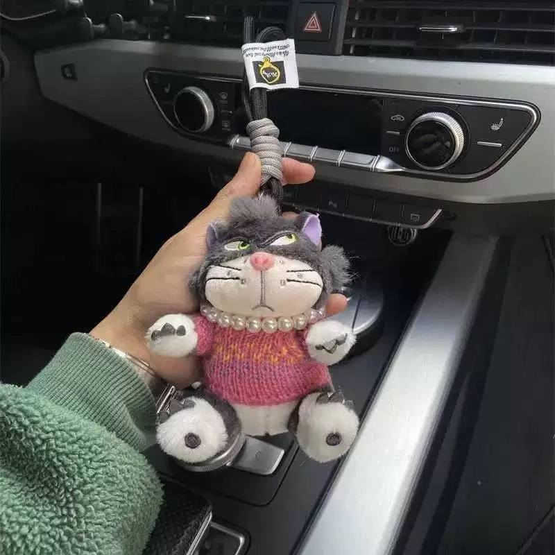 Macska plüss táskadísz — rövid plüss, PP-pamut töltet, 14+ éveseknek, kreatív ajándék.