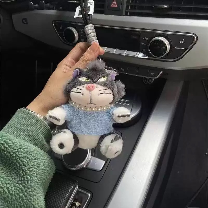 Macska plüss táskadísz — rövid plüss, PP-pamut töltet, 14+ éveseknek, kreatív ajándék.