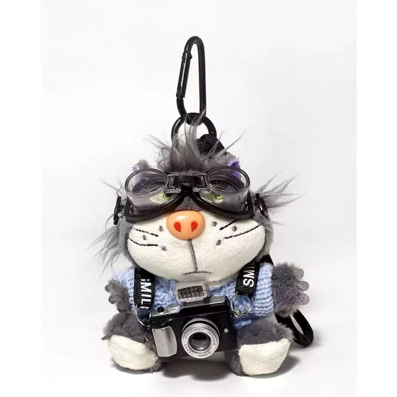 Macska plüss táskadísz — rövid plüss, PP-pamut töltet, 14+ éveseknek, kreatív ajándék.