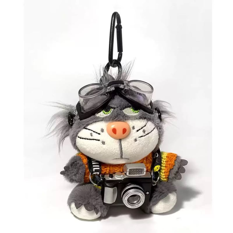 Macska plüss táskadísz — rövid plüss, PP-pamut töltet, 14+ éveseknek, kreatív ajándék.