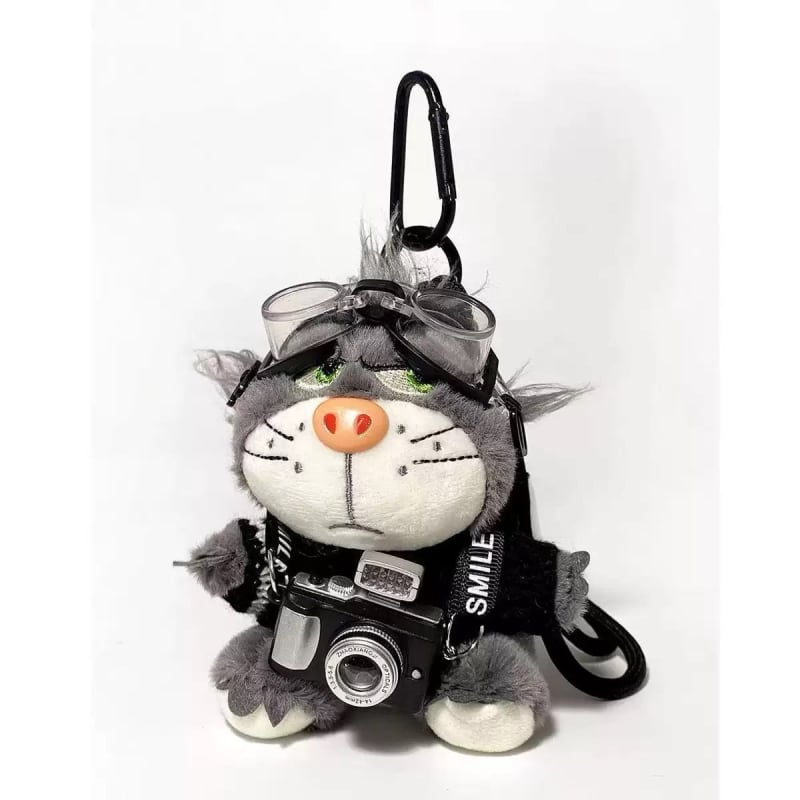 Macska plüss táskadísz — rövid plüss, PP-pamut töltet, 14+ éveseknek, kreatív ajándék.