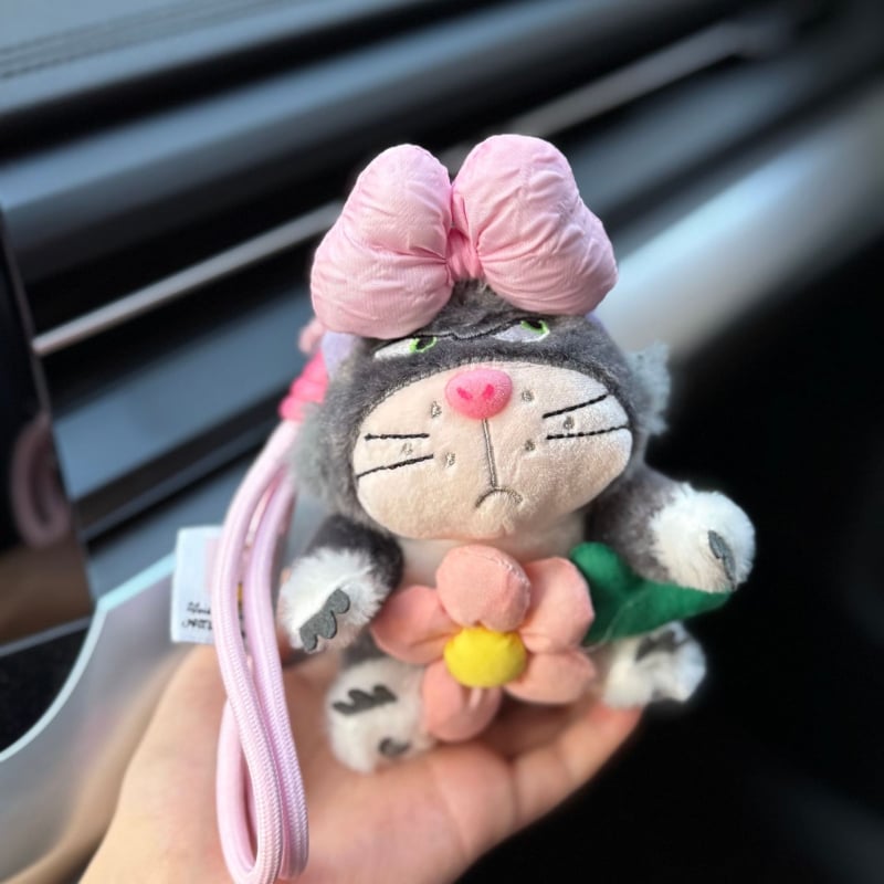 Macska plüss táskadísz — rövid plüss, PP-pamut töltet, 14+ éveseknek, kreatív ajándék.