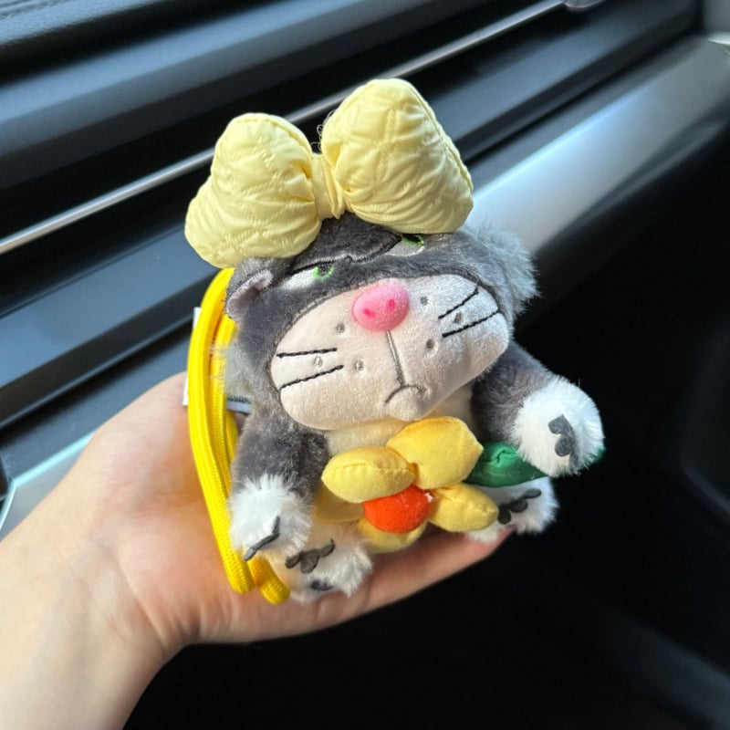 Macska plüss táskadísz — rövid plüss, PP-pamut töltet, 14+ éveseknek, kreatív ajándék.