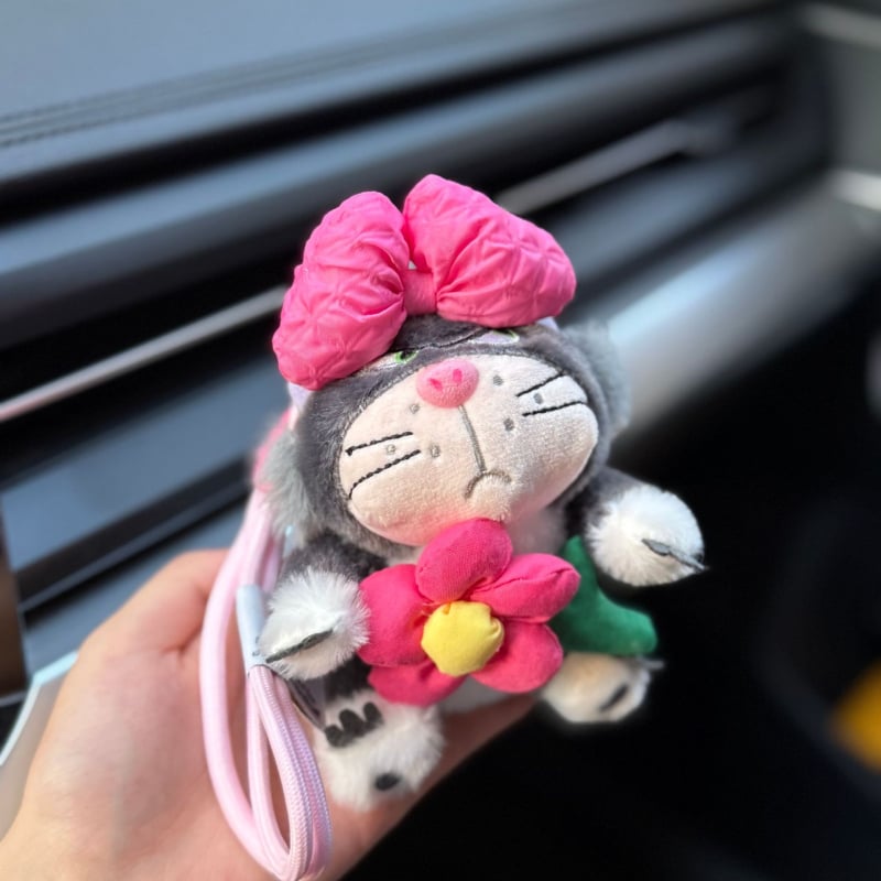 Macska plüss táskadísz — rövid plüss, PP-pamut töltet, 14+ éveseknek, kreatív ajándék.