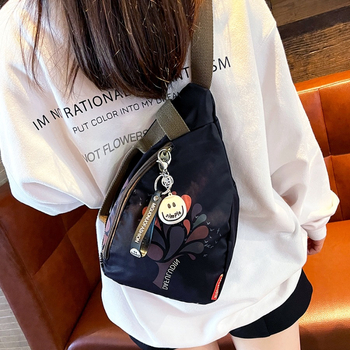 Geantă crossbody din material cu flori de mătase, închidere tip capac, buzunar cu fermoar, căptușeală PU, design exterior tridimensional, stil unisex