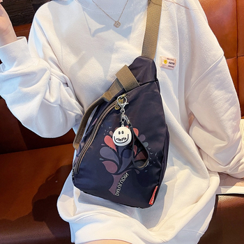 Geantă crossbody din material cu flori de mătase, închidere tip capac, buzunar cu fermoar, căptușeală PU, design exterior tridimensional, stil unisex