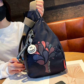 Geantă crossbody din material cu flori de mătase, închidere tip capac, buzunar cu fermoar, căptușeală PU, design exterior tridimensional, stil unisex