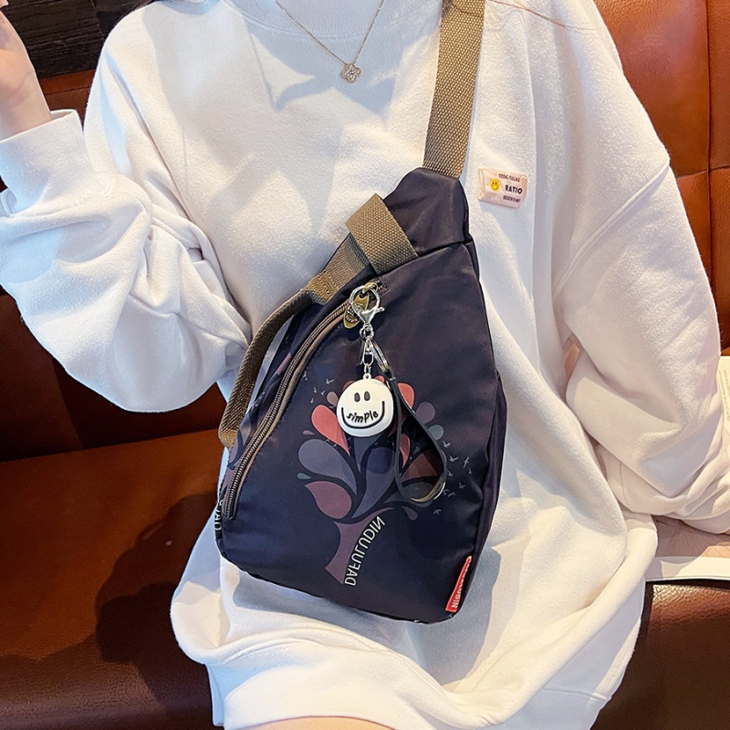 Geantă crossbody din material cu flori de mătase, închidere tip capac, buzunar cu fermoar, căptușeală PU, design exterior tridimensional, stil unisex