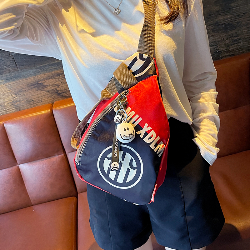 Geantă crossbody din material cu flori de mătase, închidere tip capac, buzunar cu fermoar, căptușeală PU, design exterior tridimensional, stil unisex