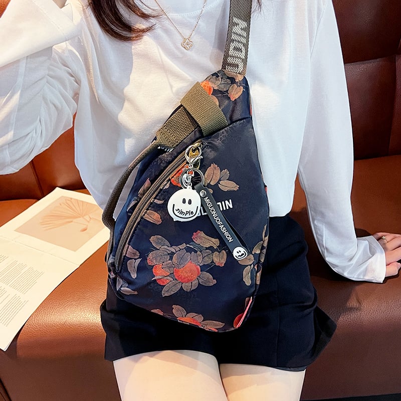 Geantă crossbody din material cu flori de mătase, închidere tip capac, buzunar cu fermoar, căptușeală PU, design exterior tridimensional, stil unisex