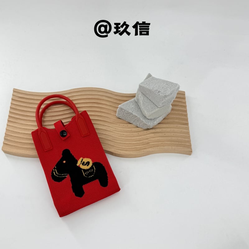 Knit crossbody torbica s pretincem za mobitel (poliester; vertikalni kvadratni oblik; zatvaranje na kopču; branda JY)