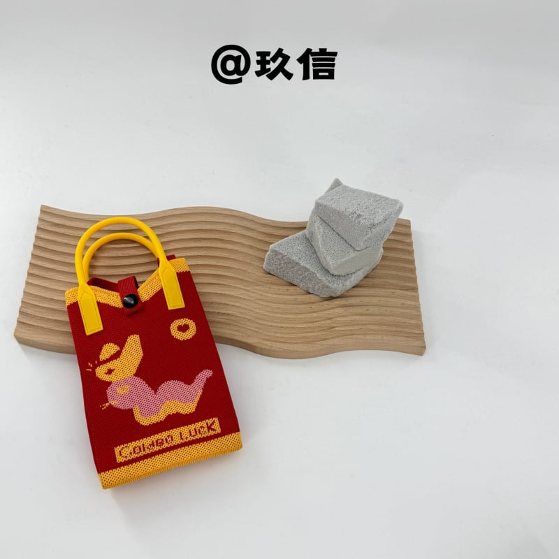 Knit crossbody torbica s pretincem za mobitel (poliester; vertikalni kvadratni oblik; zatvaranje na kopču; branda JY)
