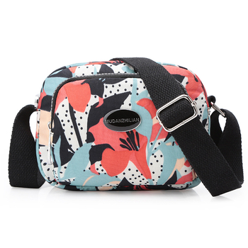 MDZL crossbody kvadratna torbica od najlona, zatvaranje na zip, unutrašnji džepovi: skriveni džep sa zipom, džep za telefon, džep za ID, džep za kameru