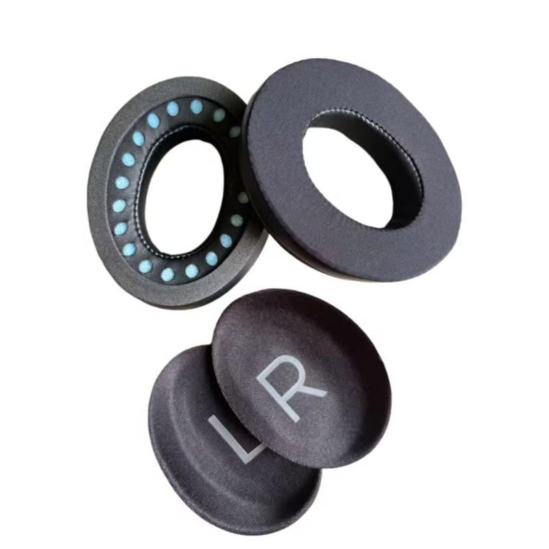 Husă din piele pentru căști Bose QC45 – materiale: piele proteică, plasă, gel; ușor de montat; confortabil de purtat.