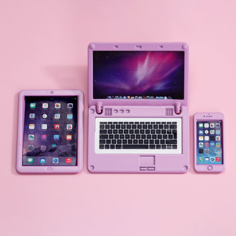 Leļļu namiņa mini gadgetu komplekts (3 gab.) – mobilie telefoni, planšetdatori un klēpjdatori, cinka sakausējums; sērija Tablet; zīmols Runi; krāsots pārklājums; pielāgojams