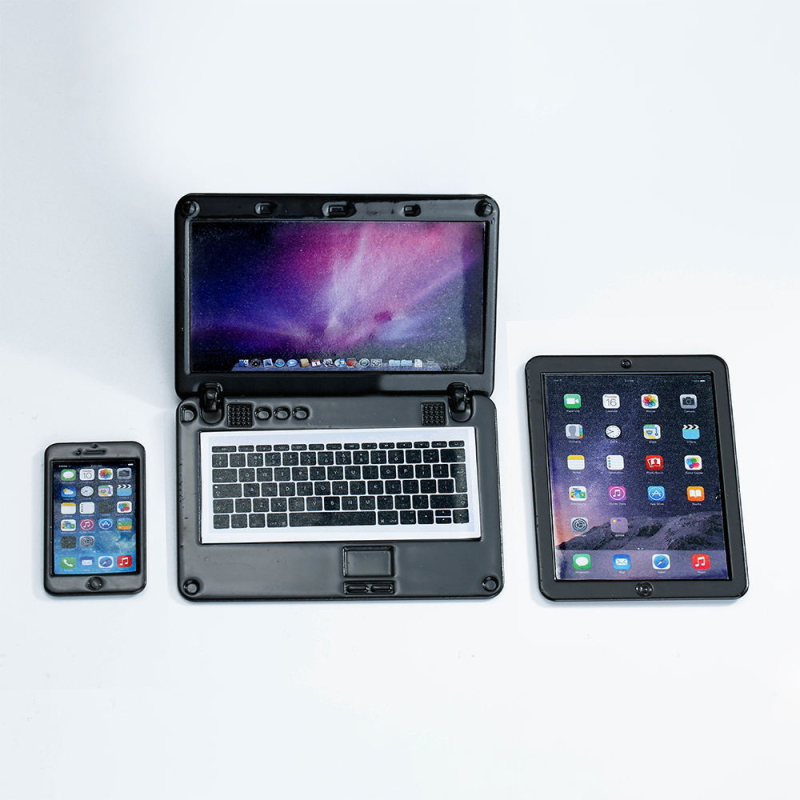 Leļļu namiņa mini gadgetu komplekts (3 gab.) – mobilie telefoni, planšetdatori un klēpjdatori, cinka sakausējums; sērija Tablet; zīmols Runi; krāsots pārklājums; pielāgojams