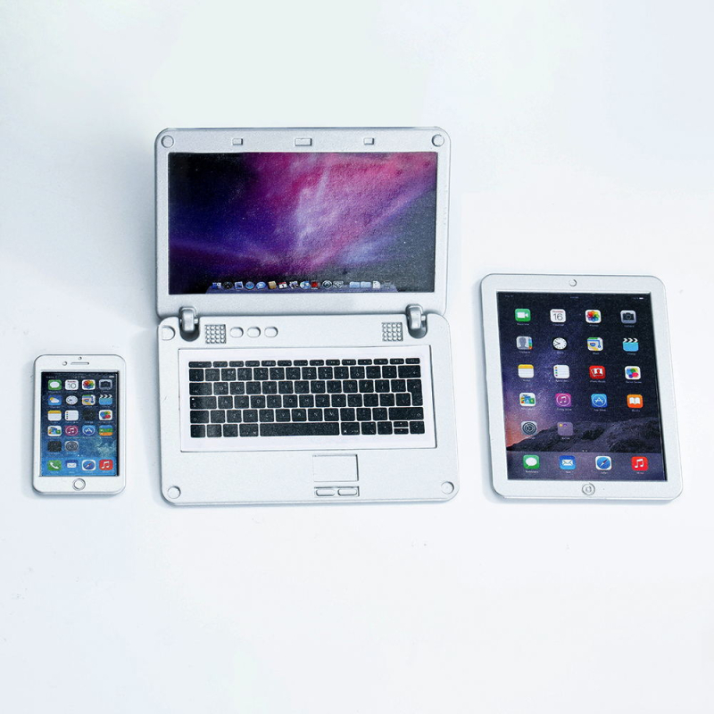 Leļļu namiņa mini gadgetu komplekts (3 gab.) – mobilie telefoni, planšetdatori un klēpjdatori, cinka sakausējums; sērija Tablet; zīmols Runi; krāsots pārklājums; pielāgojams