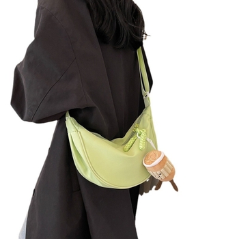 Najlon Dumpling Bag u street stilu s zatvaranjem na zip, crossbody s jednom naramenicom