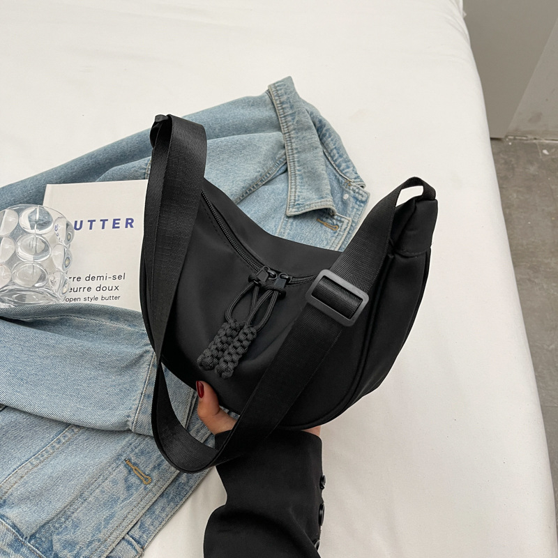 Najlon Dumpling Bag u street stilu s zatvaranjem na zip, crossbody s jednom naramenicom
