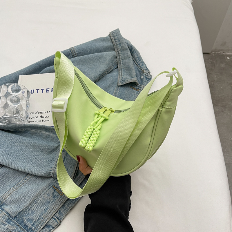Najlon Dumpling Bag u street stilu s zatvaranjem na zip, crossbody s jednom naramenicom