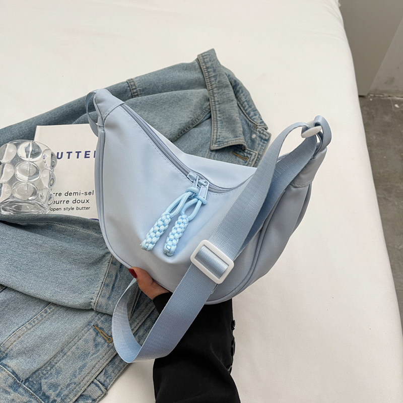 Najlon Dumpling Bag u street stilu s zatvaranjem na zip, crossbody s jednom naramenicom