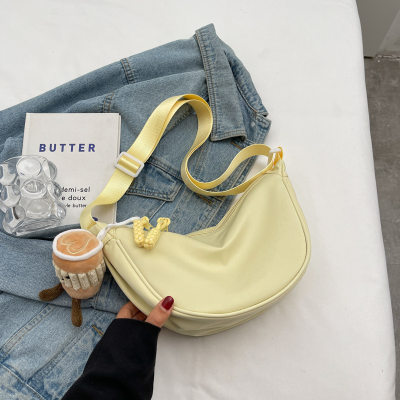 Najlon Dumpling Bag u street stilu s zatvaranjem na zip, crossbody s jednom naramenicom