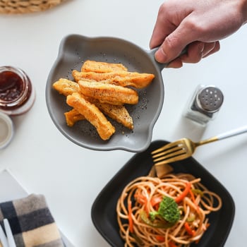 Порцеланова чиния, неправилна форма, японски стил, едноцветна глазура, подходяща за микровълнова