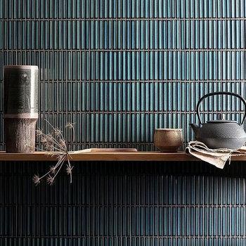 Nordiskā plāna joslu mozaikas flīzes vannas istabas un virtuves sienām; ūdensnecaurlaidīga; ūdens uzsūkšanās 0,3%; gaiša virsma; spēcīga termiskā šoka izturība; spēcīga korozijas izturība